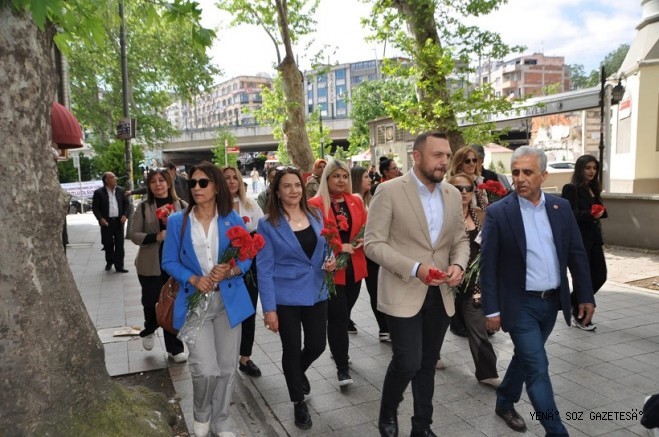 Anneler Günü’nde Anlamlı Etkinlik: Vatandaşlara Karanfil Dağıtıldı