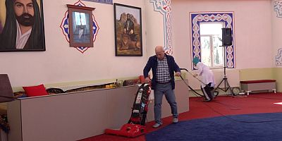 İbadethaneleri Çok Fonksiyonlu Araçlarla Temizliyor