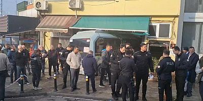 Kartal'da minibüs dükkana girdi! Yaralılar var